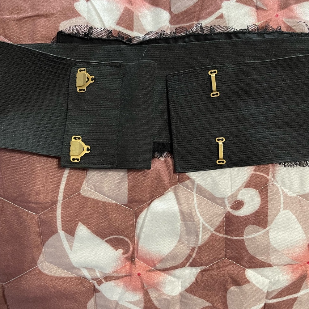 BCBGMaxAzria Elastic Black and Gold Floral Belt - Picture 3 of 5